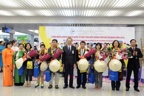 胡志明市政府领导代表向首批国际游客赠送礼物（图片来源：越通社）