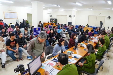 附图：河内市民纷纷到河内市公安厅办理换发新版身份证手续（图片来源：vietnam+）