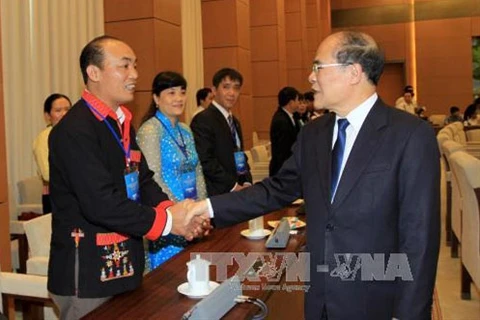 越南国会主席阮生雄​（右）与越南年轻医师协会代表亲切握手（图片来源：越通社）