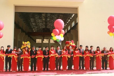 和平省领导人参加剪彩仪式。