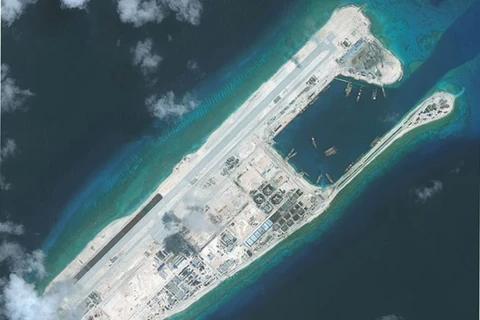 中国在归属越南的长沙群岛十子礁违法建设的机场跑道（图片来源：法国新闻社）