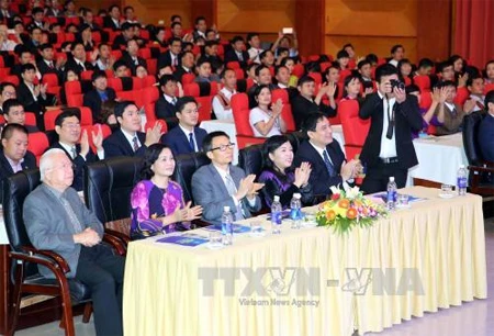 越南政府副总理武德儋，越共中央委员、卫生部部长阮氏金进出席会议。