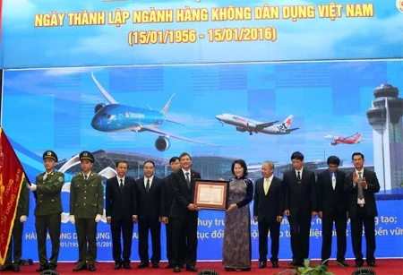 越共中央政治局委员、国会副主席阮氏金银向越南民航部门授予一级劳动勋章。
