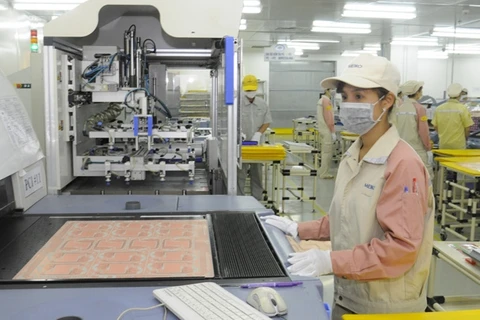 位于河内市石室县工业区Meiko公司工人生产集成电路板。