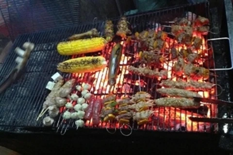 在沙巴寒冷的天气中品尝烤菜是富有意思的体验（图片来源：人民军队报）