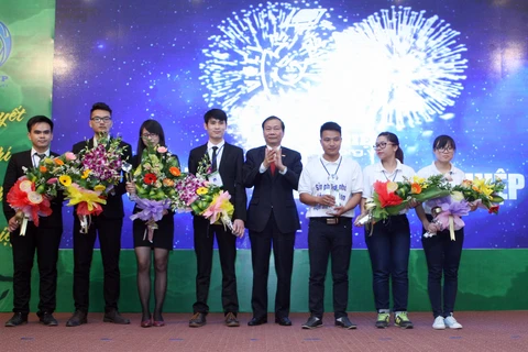 越南工商会领导代表向获奖者颁奖（图片来源：越通社）