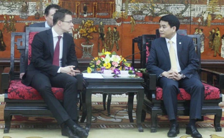 河内市人民委员会主席阮德钟与匈牙利外交与对外经济部部长西亚尔托·彼得