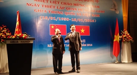 越南文化体育旅游部部长黄俊英与中国驻越大使洪小勇。