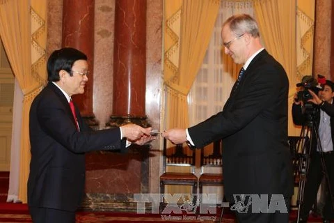 越南国家主席张晋创会见了前来递交国书的德国新任驻越南大使。