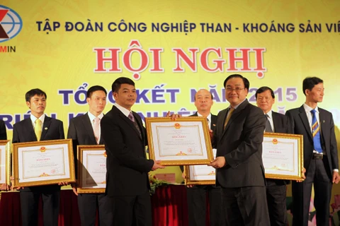 越南政府副总理黄忠海向煤炭行业优秀个人授予政府总理的奖状（图片来源：越通社）