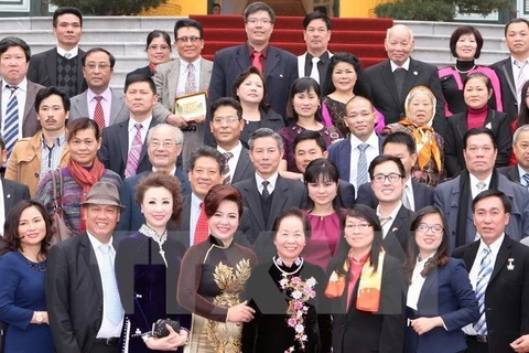 越南国家副主席阮氏缘和回国参加“2015年家乡之春”的越侨代表（图片来源：越通社）