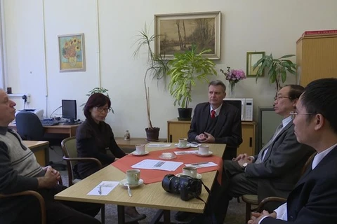 越通社驻捷克记者已对捷克一些议员和记者进行采访。