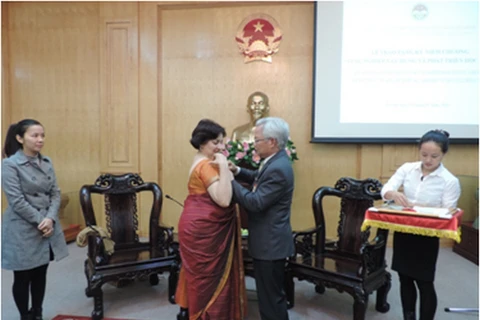 越南代表向印度驻越大使授予纪念章（图片来源：越通社）