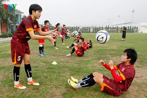 越南女足队在训练中（图片来源：越南之声）