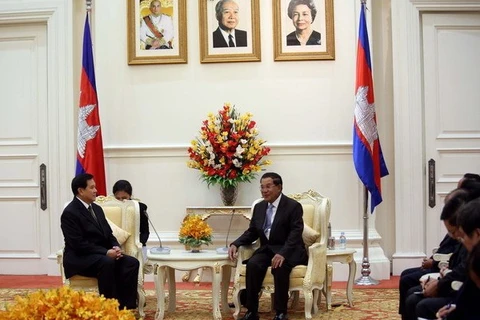 泰国外长塔纳萨和柬埔寨首相洪森（图片来源：越通社）