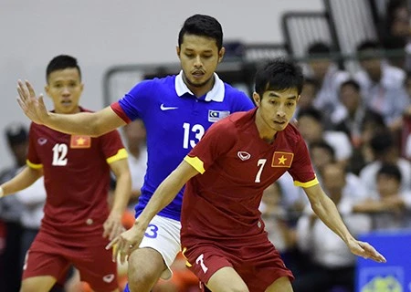 越南队（红衣）5比4击败马来西亚队