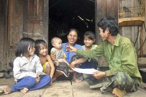 从老挝回国的越南自由移民者对未来充满信心。