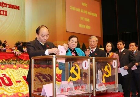 与会代表投票选出越共第十二届中央委员会（图片来源：越通社）