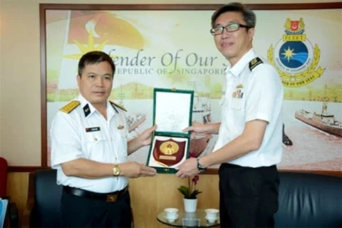黎春水大校向新加坡海军代表赠送礼物纪念品