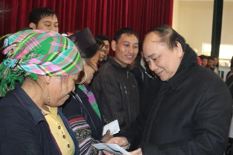 阮春福副总理走访慰问老街省沙巴县同胞，并向他们赠送礼物。