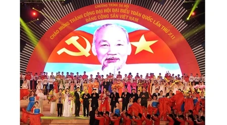 附图：阮富仲总书记等领导同志出席庆祝越共十二大圆满成功的文艺晚会 。