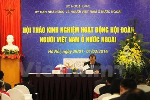 题为“海外越南人社团工作经验”的研讨会（图片来源：越通社）