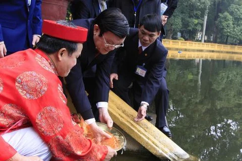 越南国家主席张晋创同旅外越南人、越侨代表参加放生鲤鱼活动
