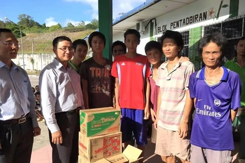 越南驻马来西亚大使馆工作团与渔民们（图片来源：越南驻马来西亚大使馆）