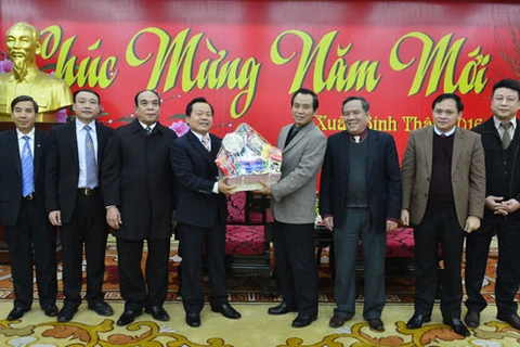 越南北部福音教教会领导裴文产牧师向河内市人民委员会赠送​新春礼物