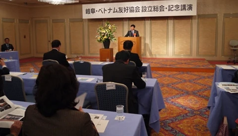 越南驻日本大使阮国强发表讲话。