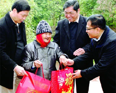 越南各省市力争实现所有人和家庭过好春节的目标