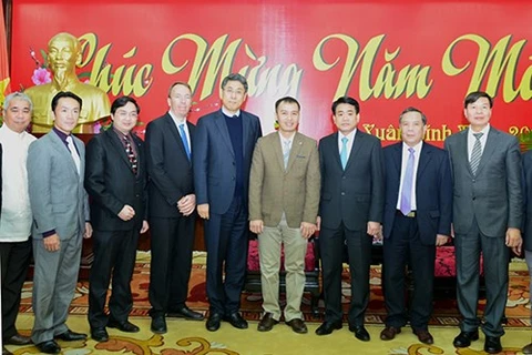 河内市人民委员会主席阮德钟与河内市福音教协会代表团