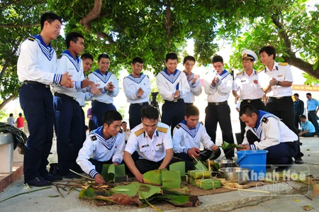 岛上的战士参加包粽子比赛。