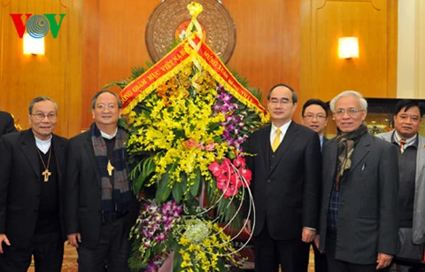 越南祖国阵线中央委员会主席阮善仁会见越南天主教主教团主席