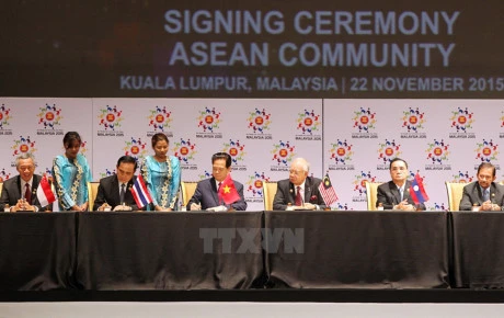 总理阮晋勇出席《2015年建成东盟共同体吉隆坡宣言》签字仪式