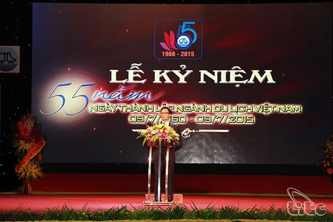 越南政府副总理武德担在越南旅游业成立55周年纪念典礼上致辞。