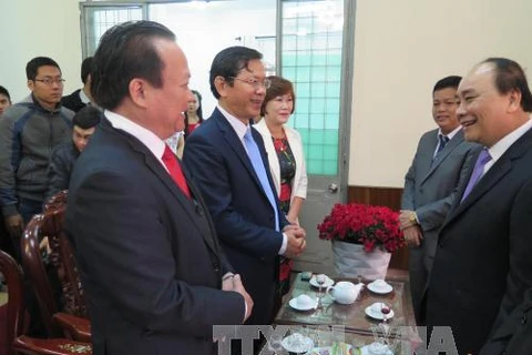 越南政府副总理阮春福向岘港市拜年（图片来源：越通社）