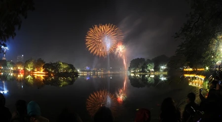 河内市还剑湖上空的烟花（图片来源：越南人民报）
