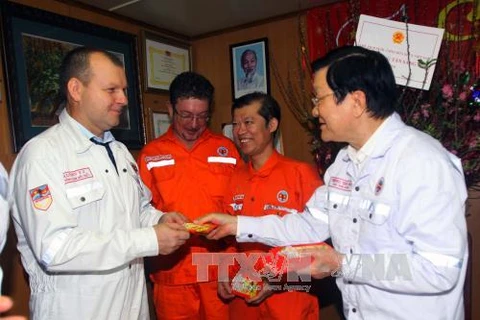 越南国家主席张晋创向越俄油气联营公司工作人员拜年