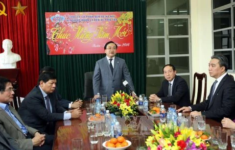黄忠海副总理向美亭汽车站人员致以新年祝福（图片来源：越通社）