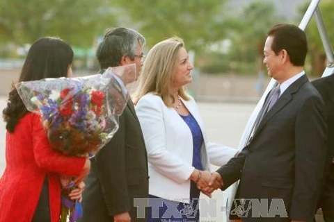 越南政府总理阮晋勇抵达美国加利福尼亚州棕榈泉国际机场 