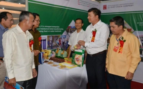 老挝和占巴塞省领导参观22股份公司的展位（图片来源：人民军队报）