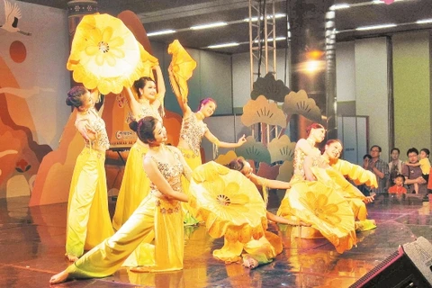 越南歌舞剧院艺术家在韩国文化旅游国际展览会表演的《闪烁的还剑湖》节目（图片来源：越南人民报）