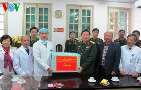 越南人民军总政治局主任吴春历大将向越德友谊医院赠送礼物。