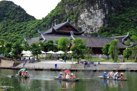 宁平省长安名胜群吸引众多国内外游客慕名而来。