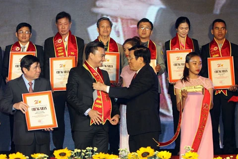 越南国家主席张晋创向各家企业代表颁发“越南优质产品”证书（图片来源：越通社）
