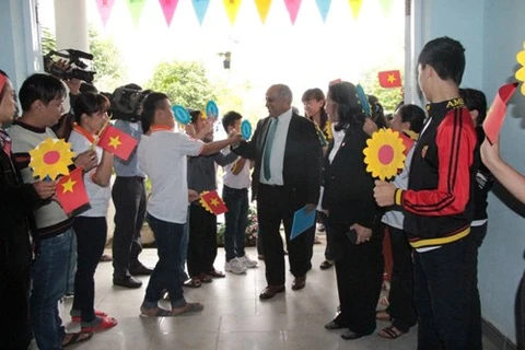 岘港市三号橙毒剂受害者与不幸儿童保护中心迎接联合国儿童基金会驻日越办事处首席代表尤瑟夫·阿卜杜勒·贾利勒