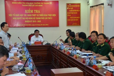 丁罗升同志与胡志明市边防部队党委召开会议。