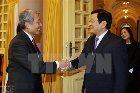 越南国家主席张晋创（右）与日本九州经济联合会会长麻生泰（左）