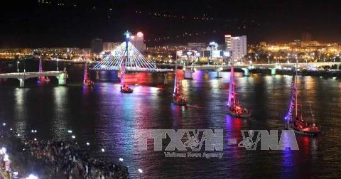 帆船巡游活动在越南岘港市韩江举行。（图片来源：越通社）